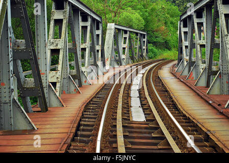 Rusty ponte ferroviario in Caransebes Romania Foto Stock