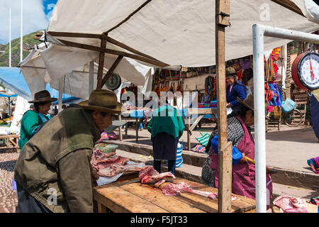 Pisac, Perù - Dicembre 2013: la gente del luogo in un mercato nella città di Pisac, nella Valle Sacra. Foto Stock