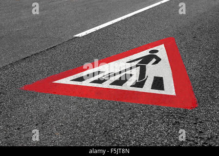 Attraversamento di un cartello di segnalazione Foto Stock