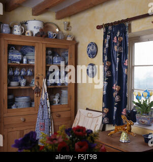 Il vetro piccolo pino frontale Cassettiera con una collezione di blu+bianco in Cina negli anni novanta una cucina sala da pranzo Camera Foto Stock
