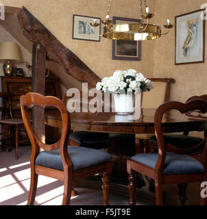 Antico tavolo e sedie in novanta sala da pranzo con luce in ottone il montaggio Foto Stock