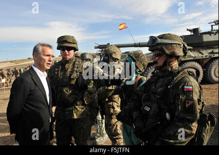 Madrid, Spagna. 4 Novembre, 2015. Il Segretario Generale della NATO, Jens Stoltenberg (L) parla con soldati durante l'esercitazione NATO Trident frangente di Zaragoza, il 9 novembre 4, 2015. La più grande esercitazione NATO negli ultimi dieci anni sta continuando vicino alla città Spagnola di Saragozza come Operazione Trident frangente 2015 si sposta nelle sue fasi di chiusura. Credito: Xie Haining/Xinhua/Alamy Live News Foto Stock