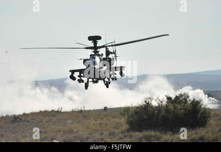 Madrid, Spagna. 4 Novembre, 2015. Un AH64 Apache elicottero prende parte all'esercitazione NATO Trident frangente di Zaragoza, il 9 novembre 4, 2015. La più grande esercitazione NATO negli ultimi dieci anni sta continuando vicino alla città Spagnola di Saragozza come Operazione Trident frangente 2015 si sposta nelle sue fasi di chiusura. Credito: Xie Haining/Xinhua/Alamy Live News Foto Stock