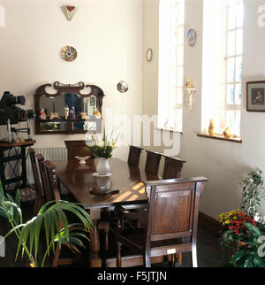 Legno scuro e sedie e tavolo in uno degli anni novanta la sala da pranzo Foto Stock