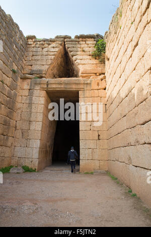 Ingresso al Tesoro di Atreo, Micene, Grecia Foto Stock