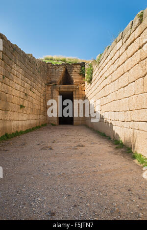 Ingresso al Tesoro di Atreo, Micene, Grecia Foto Stock