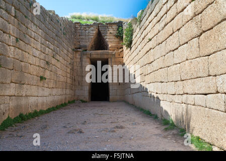 Ingresso al Tesoro di Atreo, Micene, Grecia Foto Stock