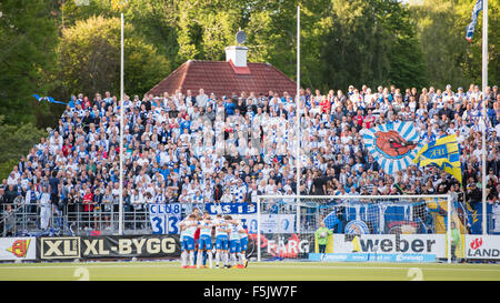 IFK Norrköping sostenitori Fanz di Pechino a derby fuori gioco contro Åtvidabergs FF Foto Stock