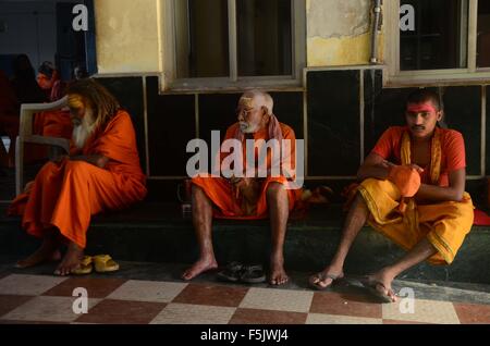 Varanasi, Uttar Pradesh, India. 5 Novembre, 2015. Sadhus eseguire la preghiera in un tempio a Varanasi. © Prabhat Kumar Verma/ZUMA filo/Alamy Live News Foto Stock