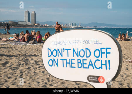 Avvertenza di scottature solari,utilizzando la crema solare,UV, pericoli,non dorme sulla spiaggia di Barceloneta Beach,spiaggia urbana di barcellona,cataluña,Spagna. Foto Stock