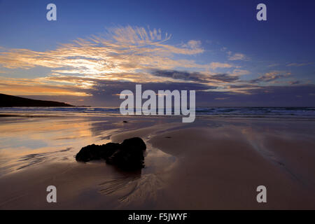 I colori del tramonto, Porthmeor Beach, St Ives town, Cornwall County; Inghilterra; Regno Unito Foto Stock