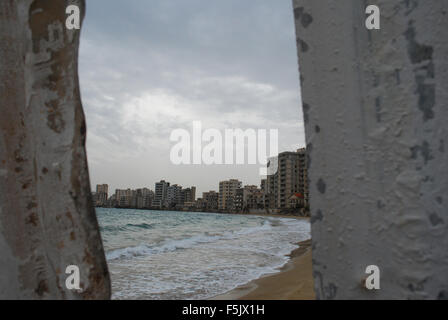 Una vista della zona soggetta a restrizioni, città fantasma, Varosha, Famagosta, Cipro Foto Stock