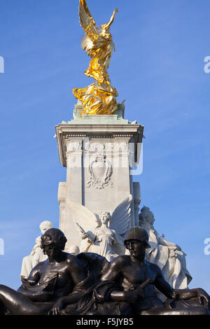 Vittoria alata statua sulla Victoria Memorial fuori Buckingham Palace di Londra Foto Stock