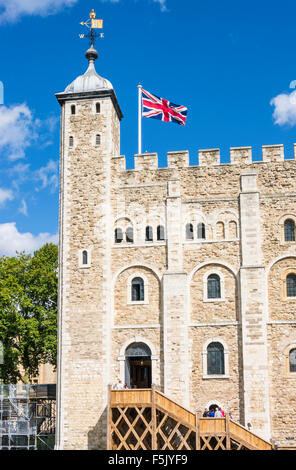 La Union Jack flag volando sopra la torre bianca torre di Londra visualizza i dettagli di City di Londra Inghilterra GB UK EU Europe Foto Stock