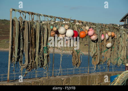 Funi e boe a Sennen Cove Foto Stock