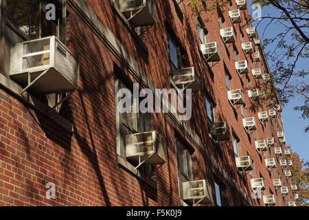 Centinaia di finestra le unità aria condizionata in un edificio di Brooklyn Foto Stock