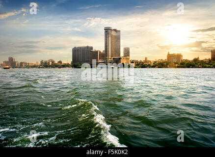 Vista su Il Cairo moderna dal Nilo Foto Stock