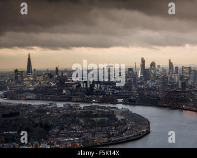 Alta finanza in una giornata grigia della City di Londra dal quartiere finanziario di Canary Wharf nei Docklands al crepuscolo Foto Stock