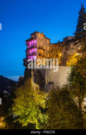 Guardando le case sospese a Cuenca, Castilla-la Mancha, Spagna centrale Foto Stock