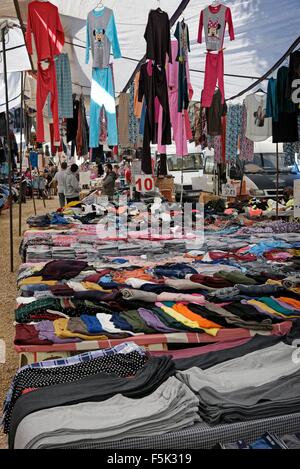 Kas Antalya Turchia abbigliamento in vendita presso il mercato del venerdì Foto Stock