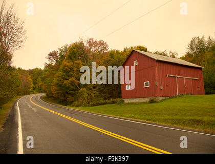 Granaio rosso in campagna, STATI UNITI D'AMERICA Foto Stock