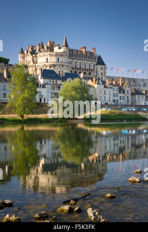 La mattina presto sotto il Chateau d'Amboise, Amboise, Indre-et-Loire, centro, Francia Foto Stock