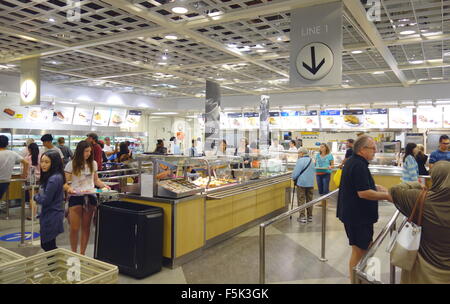 Ristorante Ikea e persone allineando Foto Stock