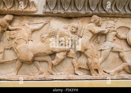 DELPHI, Grecia - 30 ottobre 2015: Delphi Museo Archeologico, parte di uno dei fregi del Tesoro Siphnian Foto Stock