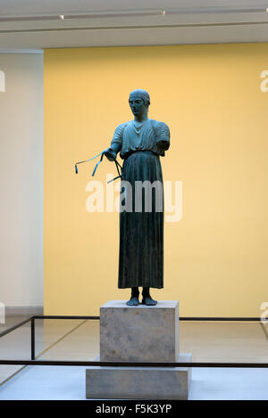 DELPHI, Grecia - 30 ottobre 2015: Delphi Museo archeologico, l'auriga di Delfi, noto anche come Heniokhos), è uno di t Foto Stock