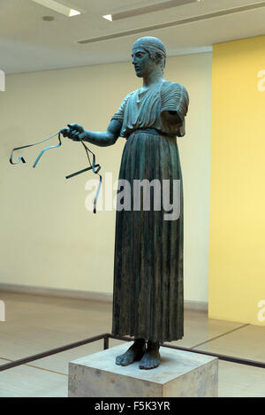 DELPHI, Grecia - 30 ottobre 2015: Delphi Museo archeologico, l'auriga di Delfi, noto anche come Heniokhos), è uno di t Foto Stock