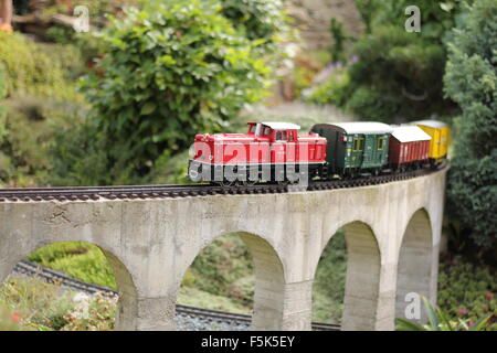 Modello di treno su una miniatura della linea ferroviaria. Foto scattata su: Agosto 10th, 2014 Foto Stock