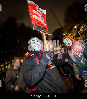 Londra, Regno Unito. 5 Novembre, 2015. "Maschera illion marzo " manifestante anarchico di dimostrazione nel credito di Westminster: Guy Corbishley/Alamy Live News Foto Stock