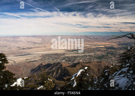 Montare Jacinto con cime coperte di neve che si affaccia l'aeroporto e il deserto di Palm Springs al di sotto di Foto Stock