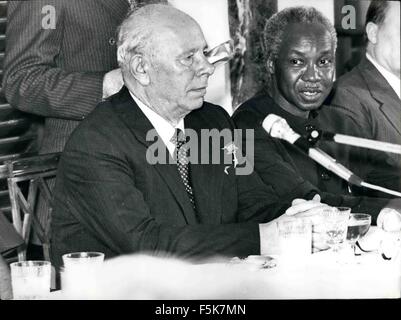 1962 - Il Credit: Camerapix Daressalaam: Tanzania: presidente sovietico Nikolia Podgorny rivolgendosi presso un membro banchetto in suo onore dalla Tanzania leader, Julius Nyerere (a destra) durante la sua visita in Africa orientale e meridionale. © Keystone Pictures USA/ZUMAPRESS.com/Alamy Live News Foto Stock