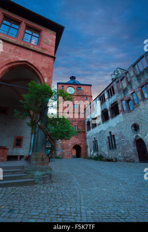 Piazza interna del castello di Heidelberg durante la sera Foto Stock