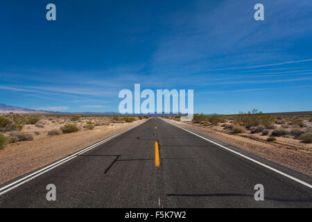 Vista della strada durante il giorno, CALIFORNIA, STATI UNITI D'AMERICA Foto Stock