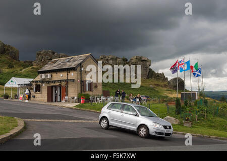 Grigio scuro nuvole nel cielo sopra il Café & parco auto al latte di mucca e di rocce di vitello, Ilkley, West Yorkshire, Inghilterra, Regno Unito - Campagna popolare attrazione turistica. Foto Stock