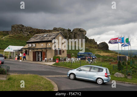 Grigio scuro nuvole nel cielo sopra il Café & parco auto al latte di mucca e di rocce di vitello, Ilkley, West Yorkshire, Inghilterra, Regno Unito - Campagna popolare attrazione turistica. Foto Stock