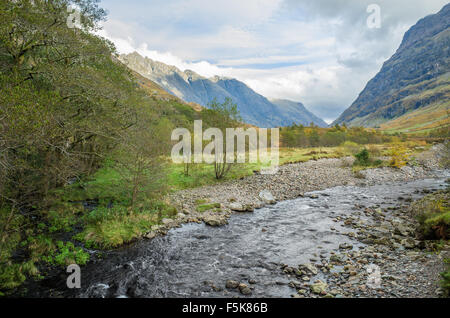 Il fiume Coe che corre lungo il passaggio di Glencoe nelle highlands scozzesi. Foto Stock