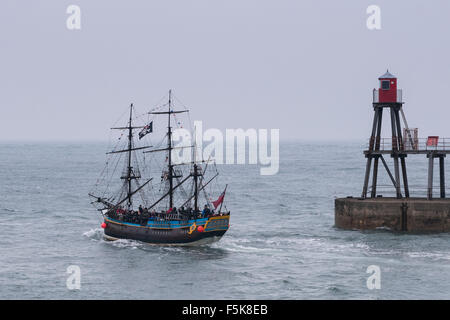 Corteccia adoperano (replica del Capitano Cook Endeavour) con montante, rigging & Peperoncino passeggeri, lascia il porto di Whitby - grigia giornata autunnale, Inghilterra, Regno Unito. Foto Stock