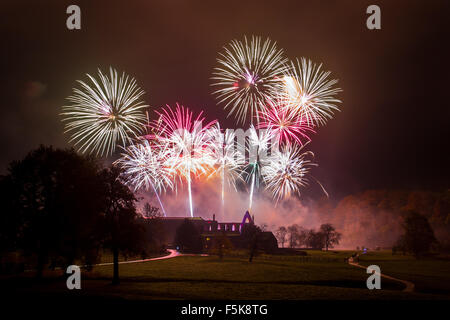 Skipton, North Yorkshire, Regno Unito. Giovedì 5 novembre 2015. Le rovine di Bolton Priory sul Bolton Abbey Estate sono illuminati da luci e grandi fuochi d'artificio durante l annuale falò e fuochi d'artificio su Guy Fawkes Notte 2015. Credito: Tom Holmes / Alamy Live News Foto Stock