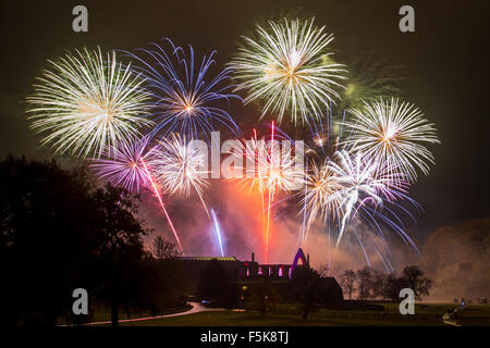 Skipton, North Yorkshire, Regno Unito. Giovedì 5 novembre 2015. Le rovine di Bolton Priory sul Bolton Abbey Estate sono illuminati da luci e grandi fuochi d'artificio durante l annuale falò e fuochi d'artificio su Guy Fawkes Notte 2015. Credito: Tom Holmes / Alamy Live News Foto Stock