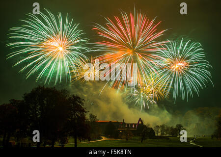 Skipton, North Yorkshire, Regno Unito. Giovedì 5 novembre 2015. Le rovine di Bolton Priory sul Bolton Abbey Estate sono illuminati da luci e grandi fuochi d'artificio durante l annuale falò e fuochi d'artificio su Guy Fawkes Notte 2015. Credito: Tom Holmes / Alamy Live News Foto Stock