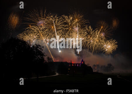 Skipton, North Yorkshire, Regno Unito. Giovedì 5 novembre 2015. Le rovine di Bolton Priory sul Bolton Abbey Estate sono illuminati da luci e grandi fuochi d'artificio durante l annuale falò e fuochi d'artificio su Guy Fawkes Notte 2015. Credito: Tom Holmes / Alamy Live News Foto Stock