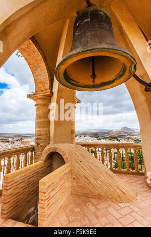 Spagna, Andalusia, provincia di Malaga, Antequera, Alcazaba, camera a campana nella cuspide piramidale di Torre del Homenaje Foto Stock