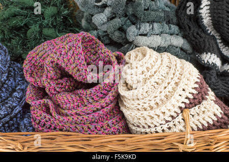 Accessori Invernali in un cestello di legno pronto per basse temperature Foto Stock