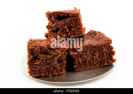 Brownie con confettura di prugne isolato su bianco. Foto Stock