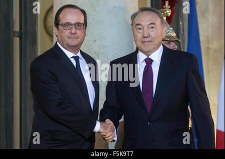 (151105) -- Parigi, nov. 5, 2015 (Xinhua) -- Il Presidente francese Francois Hollande (L) stringe la mano con il presidente kazako Nursultan Nazarbayev prima di un incontro presso il Elysee Palace a Parigi, Francia, nov. 5, 2015. (XINHUA/THEO DUVAL) Foto Stock