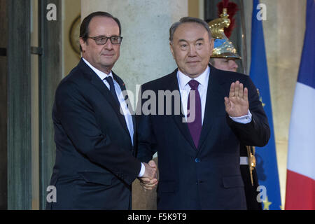 (151105) -- Parigi, nov. 5, 2015 (Xinhua) -- Il Presidente francese Francois Hollande (L) stringe la mano con il presidente kazako Nursultan Nazarbayev prima di un incontro presso il Elysee Palace a Parigi, Francia, nov. 5, 2015. (XINHUA/THEO DUVAL) Foto Stock