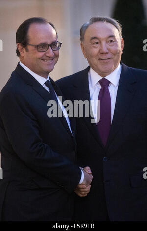 (151105) -- Parigi, nov. 5, 2015 (Xinhua) -- Il Presidente francese Francois Hollande (L) stringe la mano con il presidente kazako Nursultan Nazarbayev prima di un incontro presso il Elysee Palace a Parigi, Francia, nov. 5, 2015. (XINHUA/THEO DUVAL) Foto Stock